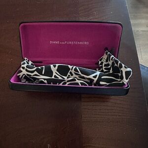 Diane Von Furstanberg Eyeglass Case with Dustcover Woman's Pink